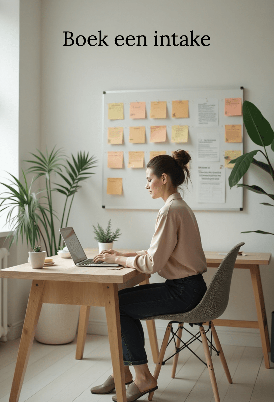 LinkedIn advertentie met de tekst 'Boek een intake' boven een coach die in een lichte studio achter een laptop werkt.